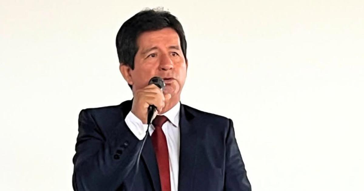 Pastor Izquierdo enfrenta alerta de Contraloría por proceso de selección en DREA